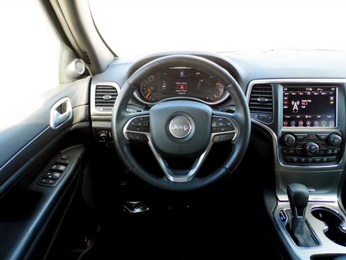 Used 2018 Jeep Grand Cherokee Altitude image 11