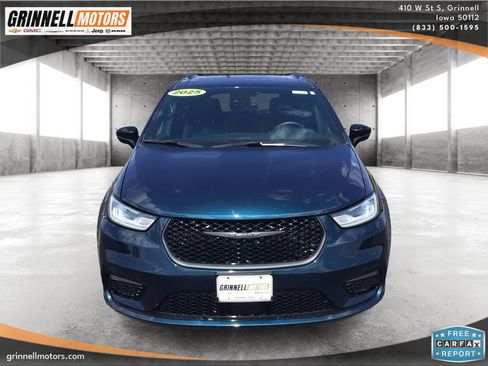 Used 2025 Chrysler Pacifica Limited FWD image 2