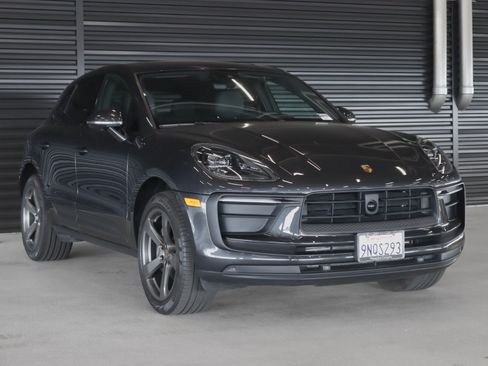 Certified 2025 Porsche Macan AWD/4WD image 8