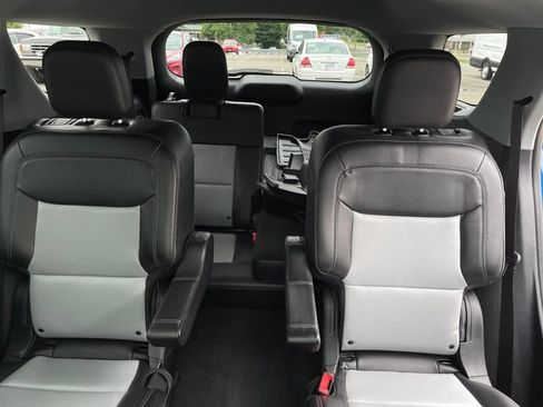 Used 2023 Ford Explorer XLT w/ Equipment Group 202A AWD/4WD image 28