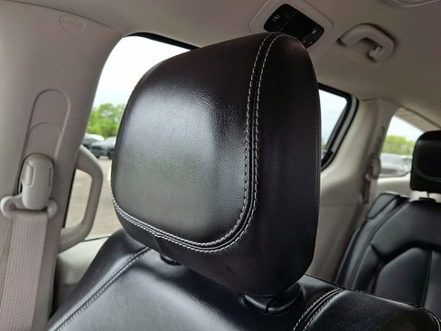 Used 2023 Chrysler Pacifica Touring-L FWD image 18