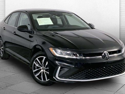 Used 2025 Volkswagen Jetta SE FWD image 1