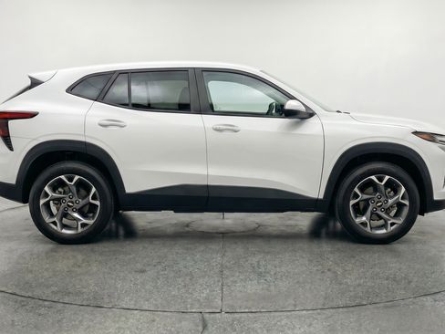 Used 2025 Chevrolet Trax LT w/ LT Convenience Package FWD image 11