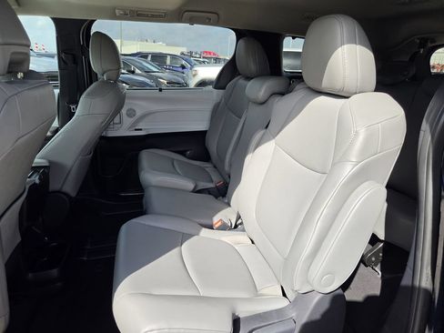 Used 2026 Toyota Sienna XLE FWD image 30