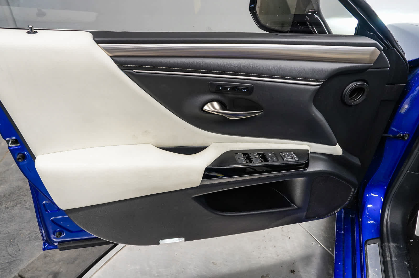 Used 2023 Lexus ES 350 F Sport w/ Accessory Package (Z2) FWD image 22