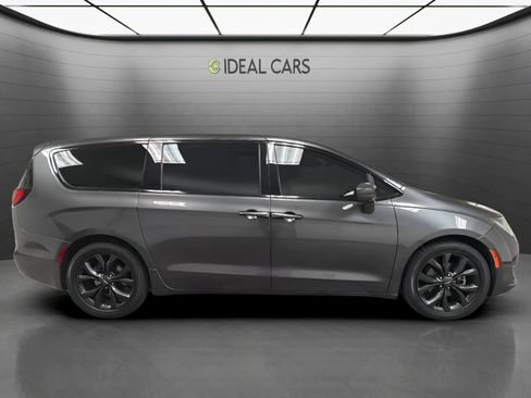 Used 2020 Chrysler Pacifica Touring w/ S Appearance Package FWD image 4
