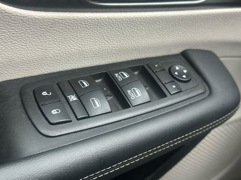 Used 2024 Chrysler Pacifica Touring-L image 15