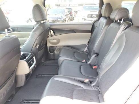 Used 2025 Kia Carnival FWD image 10