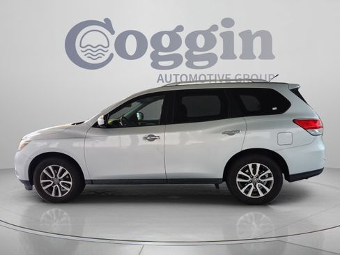 Used 2016 Nissan Pathfinder SV FWD image 2