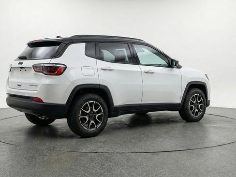 Used 2025 Jeep Compass Trailhawk AWD/4WD image 9