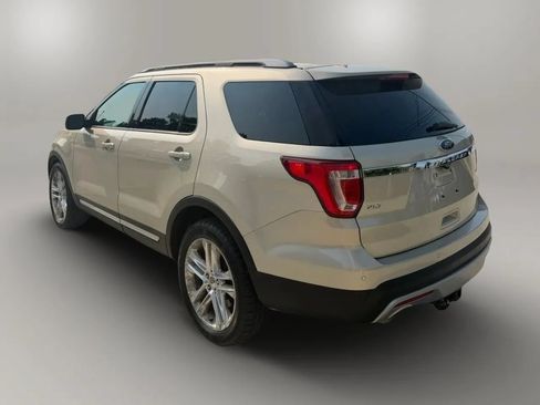 Used 2017 Ford Explorer XLT w/ Equipment Group 202A AWD/4WD image 5