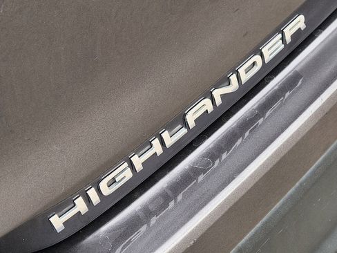 Used 2023 Toyota Highlander XLE image 11