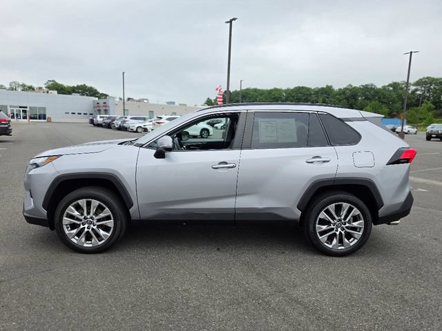 Used 2022 Toyota RAV4 XLE Premium AWD/4WD image 4