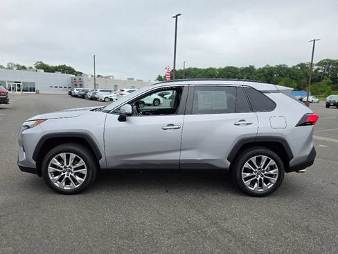 Used 2022 Toyota RAV4 XLE Premium AWD/4WD image 4