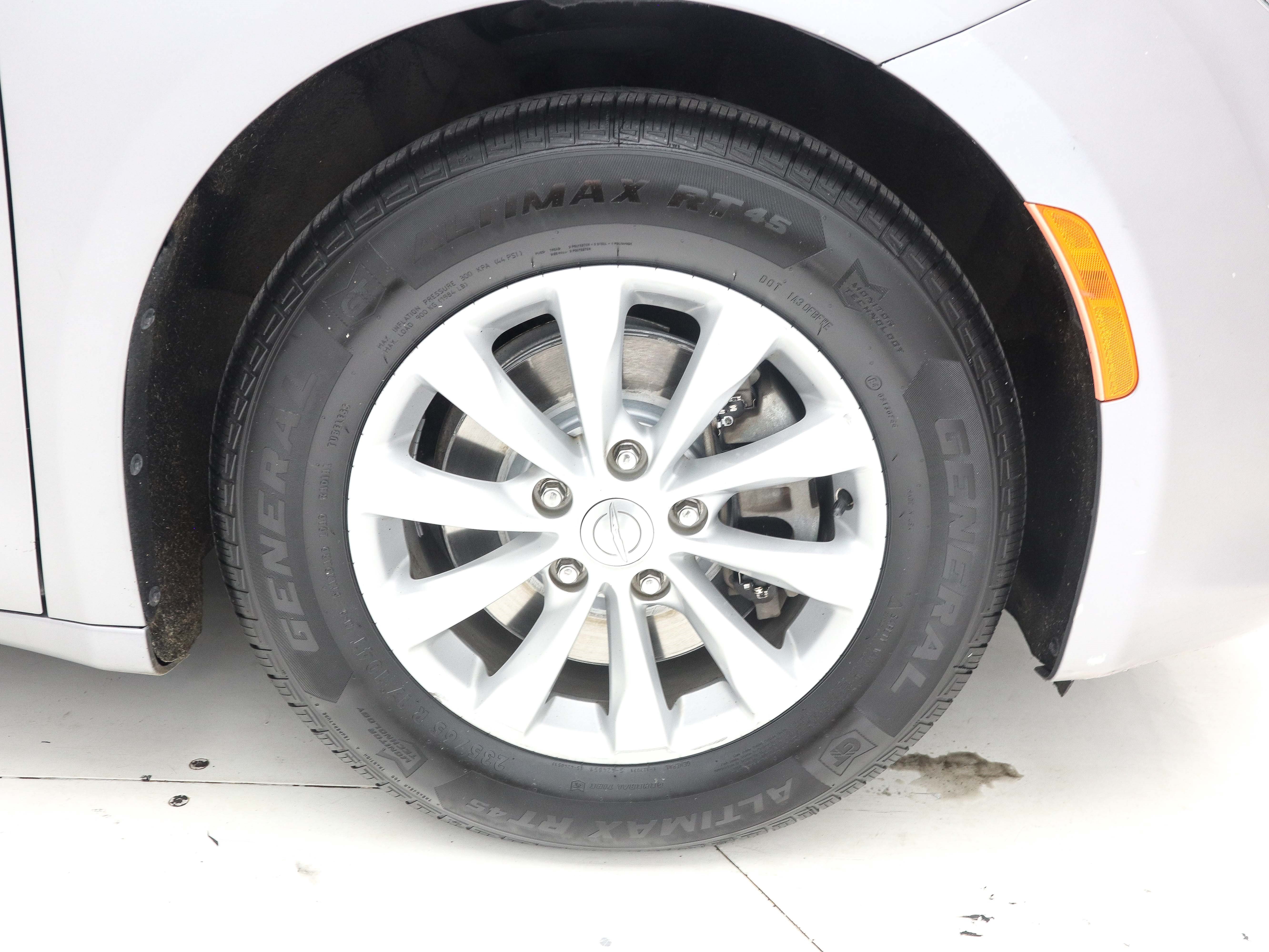 Used 2017 Chrysler Pacifica Touring-L FWD image 32