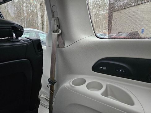 Used 2017 Chrysler Pacifica Limited image 36