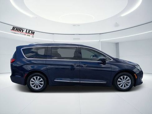 Used 2019 Chrysler Pacifica Touring-L w/ Advanced Safetytec Group FWD image 2