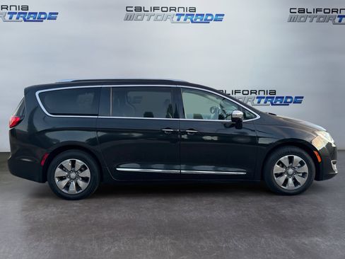 Used 2017 Chrysler Pacifica Platinum image 4