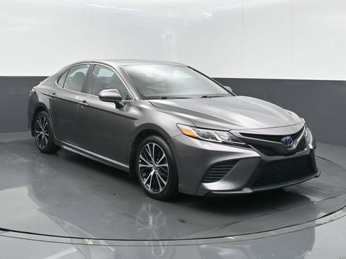 Used 2020 Toyota Camry SE FWD image 1