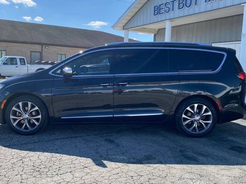 Used 2019 Chrysler Pacifica Limited w/ Tire & Wheel Group FWD image 2
