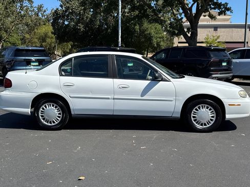 Used 2002 Chevrolet Malibu V6 w/ Preferred Equipment Group 1 FWD image 2