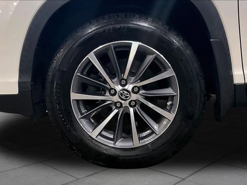 Used 2019 Toyota Highlander XLE AWD/4WD image 11