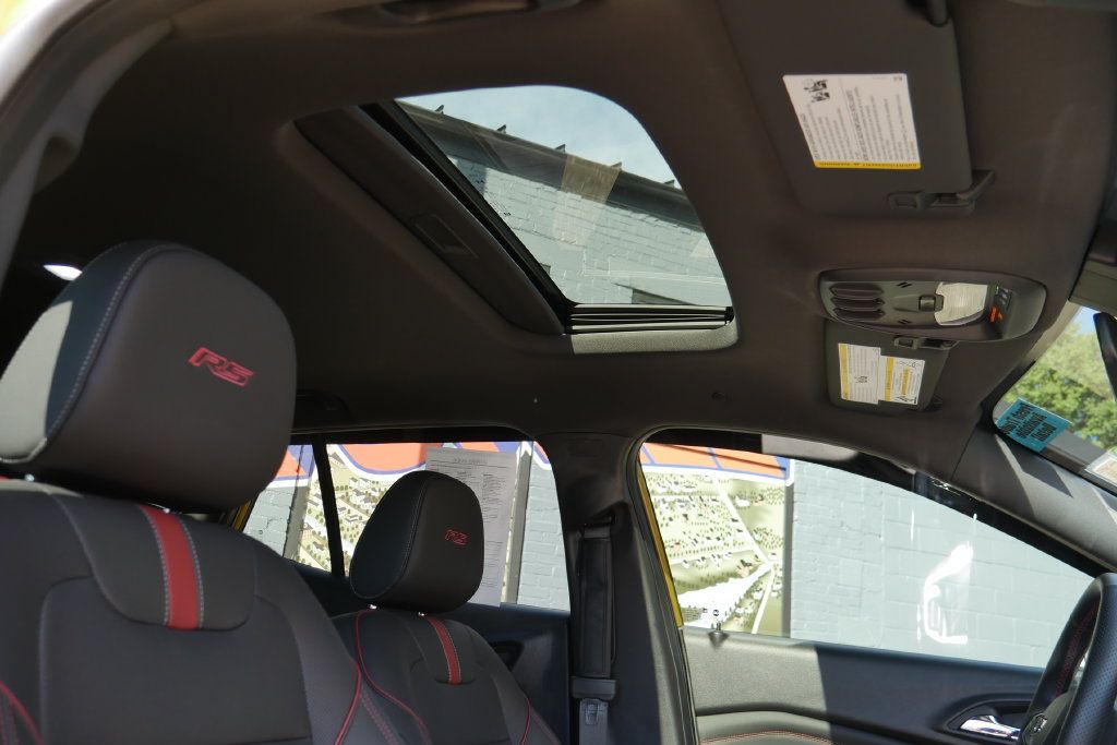 Used 2024 Chevrolet Trax RS w/ Sunroof Package FWD image 12