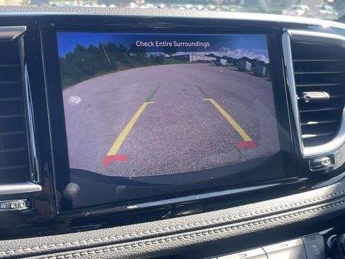 Used 2025 Chrysler Pacifica Limited FWD image 17