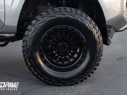 Used 2016 Toyota Tacoma SR5 w/ Towing Package image 6