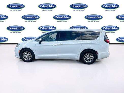 Used 2023 Chrysler Pacifica Touring-L FWD image 4
