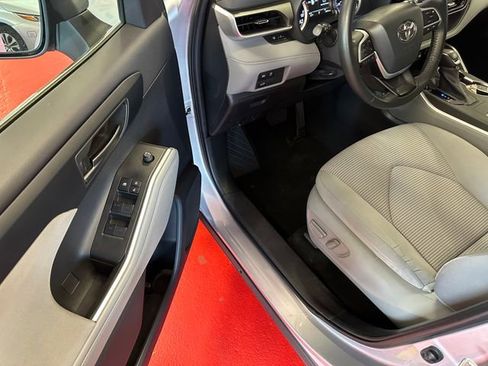 Used 2023 Toyota Highlander LE FWD image 9