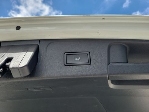 Used 2025 Volkswagen Atlas SE AWD/4WD image 17