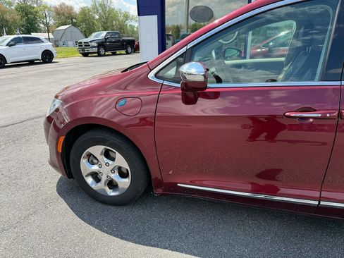 Used 2018 Chrysler Pacifica Limited image 3