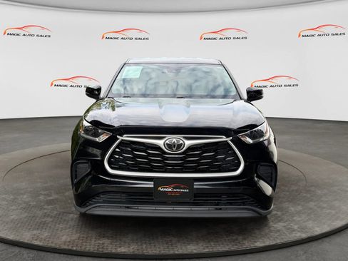 Used 2021 Toyota Highlander L AWD/4WD image 3