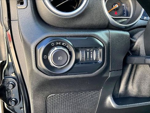 Used 2018 Jeep Wrangler Unlimited Sahara AWD/4WD image 37
