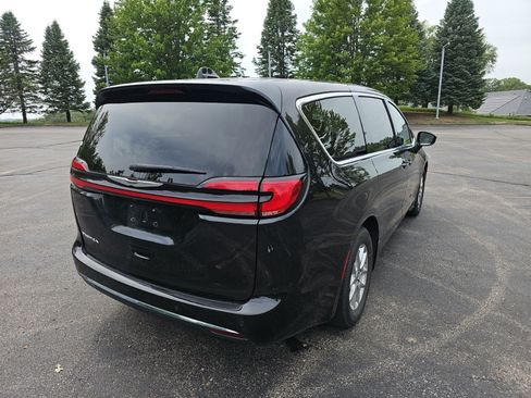Used 2023 Chrysler Pacifica Touring-L FWD image 6