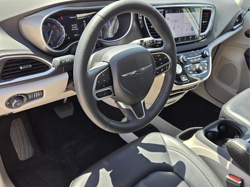 Certified 2024 Chrysler Pacifica Touring-L FWD image 11
