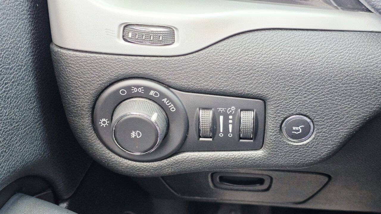 Used 2018 Jeep Cherokee Trailhawk AWD/4WD image 32