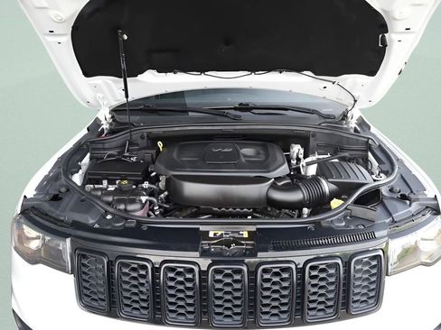 Used 2021 Jeep Grand Cherokee Freedom Edition AWD/4WD image 9