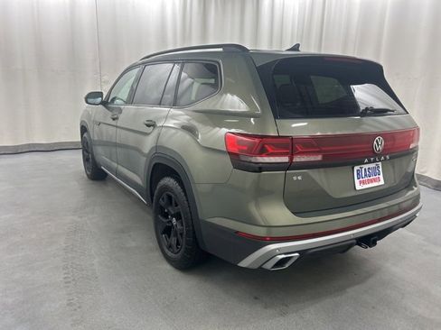 Used 2025 Volkswagen Atlas Peak Edition SE image 4