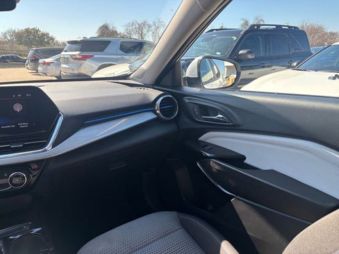 Used 2025 Chevrolet Trax LT FWD image 21