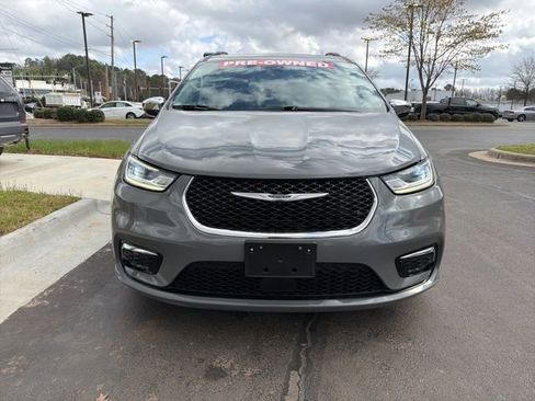 Used 2023 Chrysler Pacifica Limited image 2