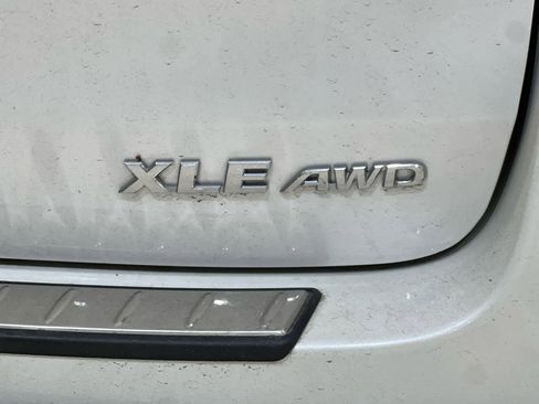 Used 2019 Toyota Highlander XLE w/ Carpet Mat Package (TMS) image 7