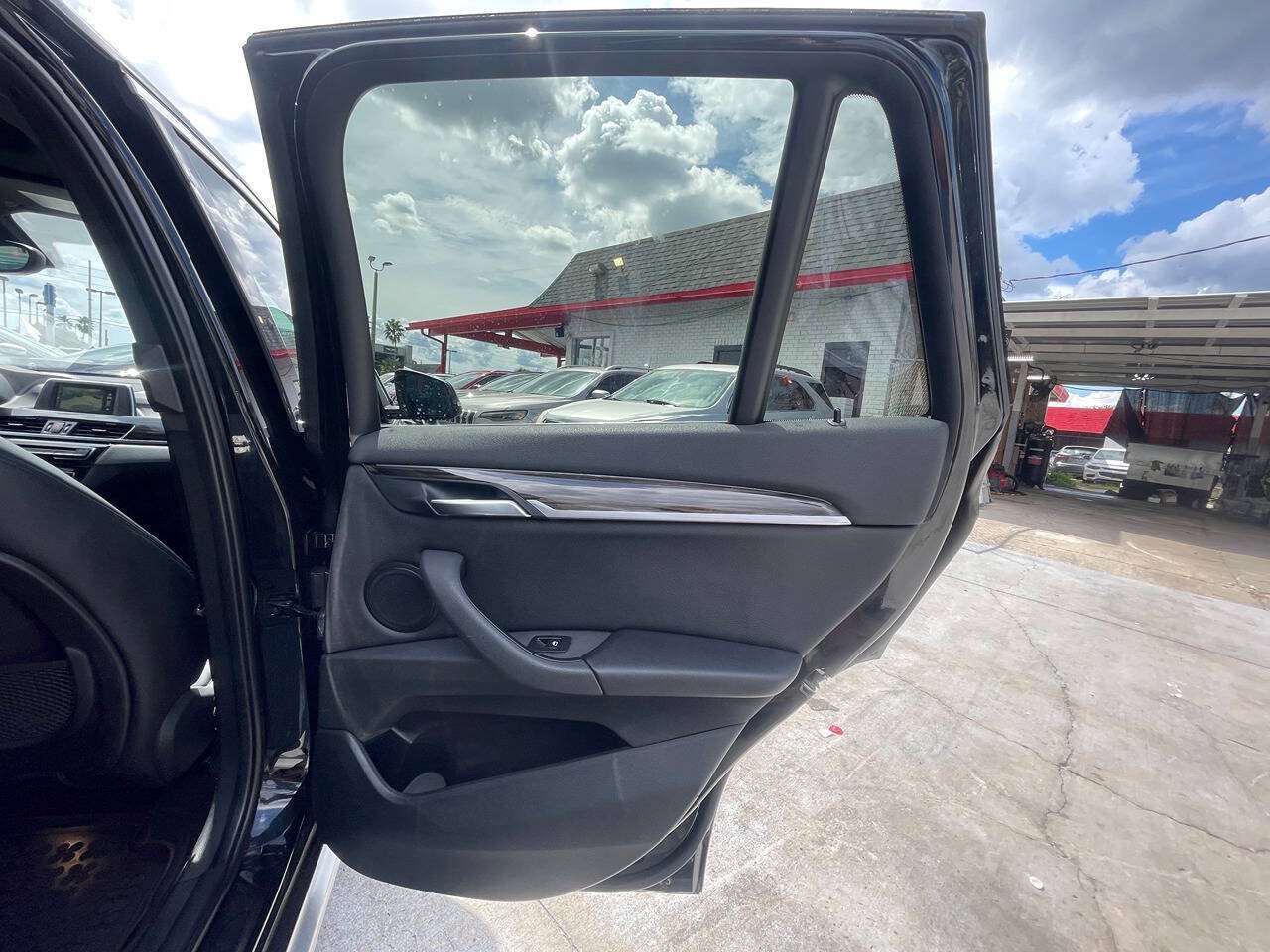 Used 2017 BMW X1 xDrive28i AWD/4WD image 9