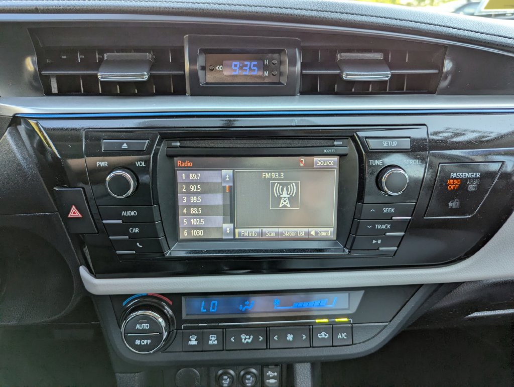 Used 2016 Toyota Corolla LE FWD image 21