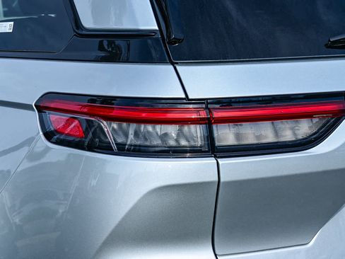 New 2025 Jeep Grand Cherokee Altitude image 8