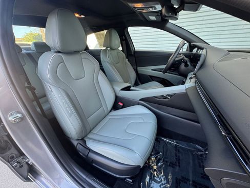 Used 2025 Hyundai Elantra Limited image 39