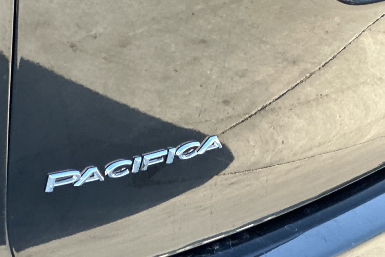 Used 2023 Chrysler Pacifica Touring-L FWD image 44