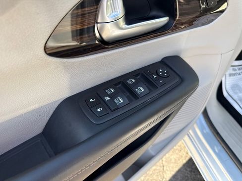 Used 2024 Chrysler Pacifica Limited FWD image 37
