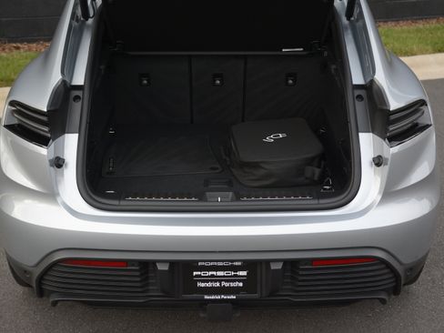 Certified 2025 Porsche Macan 4S Electric AWD/4WD image 37